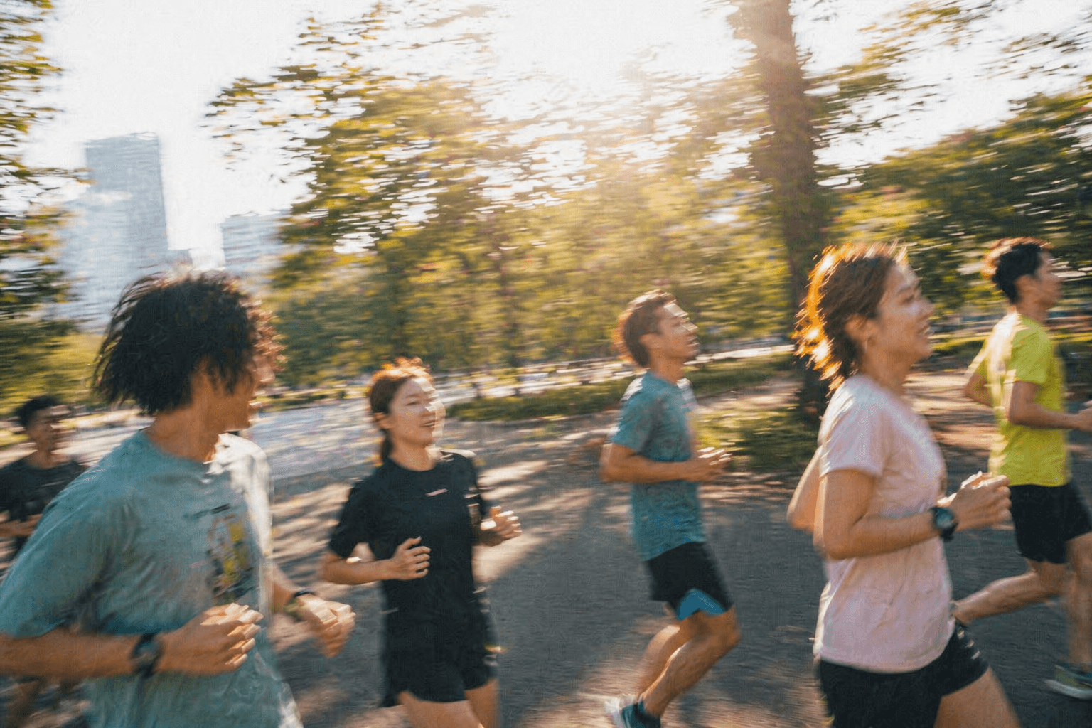 木漏れ日の中を会話できるペースで走るランナーたち